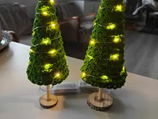 Hæklede juletræer med lyskæde