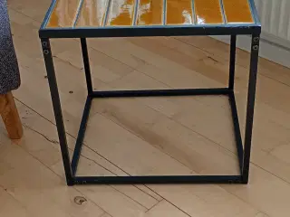 Hjørne bord  med kakler