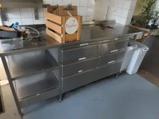 Rustfri stålbord med glasskyl og skuffer