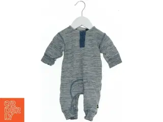 Grå baby heldragt med knapper fra Molo (str. 56)