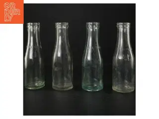 Gamle glasflasker med præget logo (str. H. 19 cm. 250 ml)