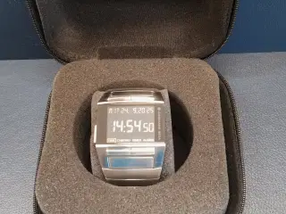 Junghans Mega 1000designikon radiostyret digitalur