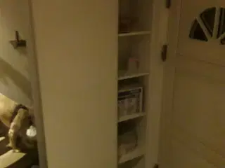 skab med skydelåger