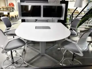 Steelcase media scape snow bord med 2 skærme og 4 cobi stole
