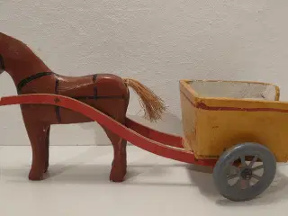 Fængselslegetøj?Vogn trukket af hest. 1930´erne.