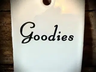 * Smukt lille emaljeskilt - Goodies