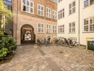 Charmerende kontorlejemål i baghus i City