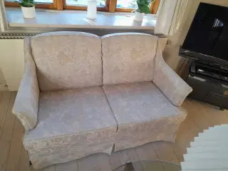 Lille fin topersoners sofa med præget stof