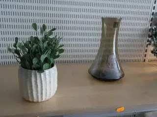 Vase med kunstige blomster samt karaffel