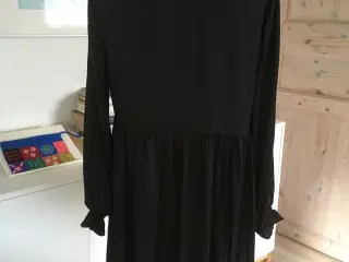Festkjole fra NA-KD.. brugt en gang