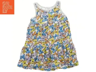 Sommerkjole med sommerfugleprint fra Basic needs (str. 98)