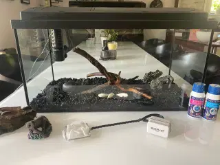 Akvarie med tilbehør
