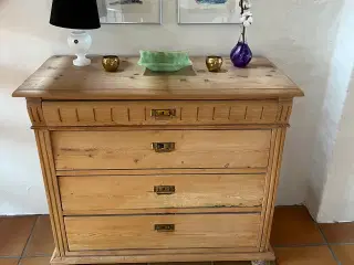 Kommode i afsyret fyr. 