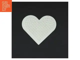 Hjerteformet Perleplade fra Hama (str. 9 x 8 cm)