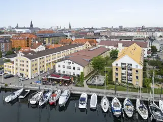 Unikt og rummeligt kontorlejemål i bevaringsværdig ejendom på Wilders Plads