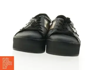 Sorte sneakers med gyldne detaljer og nitter (str. 39)