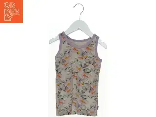 Ærmeløs bluse med sommerfugleprint fra 8O8 (str. 92)
