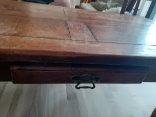Sofabord massiv egetræ. Kan slibes lyst