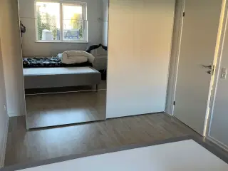 Klædeskab med skydedøre