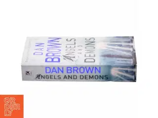 Angels and Demons by Dan Brown (Bog)
