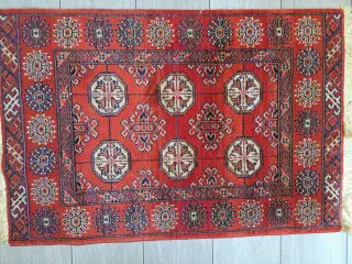 Fint ægte tæppe med flot mønster. 90x60 cm.