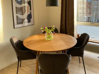 Rundt spisebord med sildebensmønster