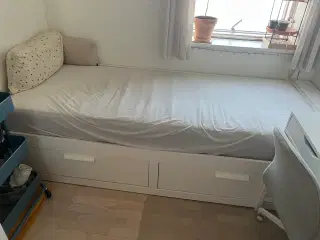 Seng med opbevaring 