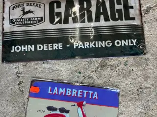 Blikskilt John Deere og Lambretta