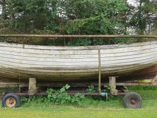 Træbåd på vogn