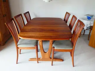 Spisebord med 6 stole. 
