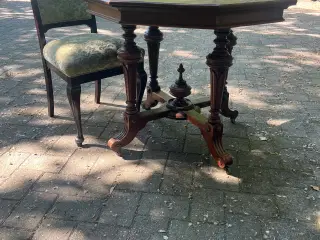 Antikt ældre bord med 4 stole BYD