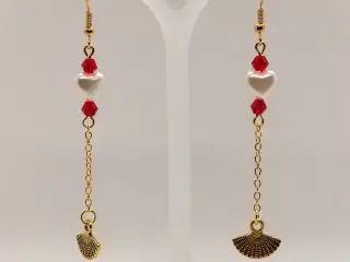 Elegante øreringe med en hvid hjerte perle