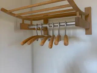 Bøjlestang og hattehylde i eg