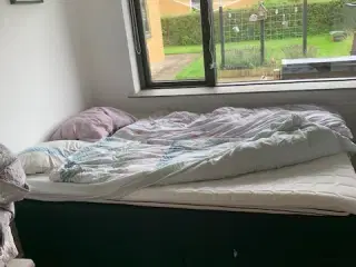 3/4 seng med opbevaring i kassen