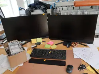 2 stk. computerskærme SAMSUNG S27AG304NU med tastatur, mus