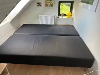 Dobbeltseng 180x200 cm (to enkeltsenge sat sammen)
