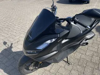 honda pcx 125 som ny. kan tage billig bil i bytte.