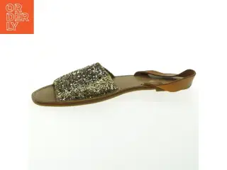 Glimmersandaler fra Pieces (str. 39 )