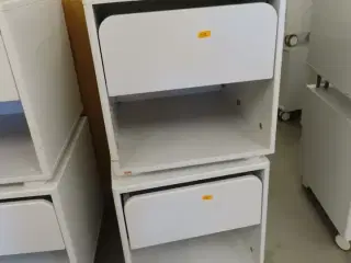 2 stk. Skuffemodul/sengebord, det en på hjul