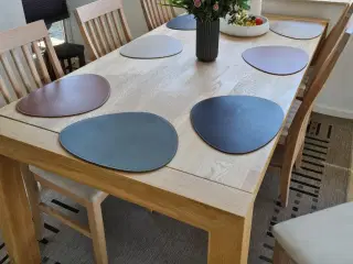 Egetræs spisebord incl. 6 stole