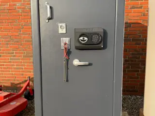 Stort brugt pengeskab 