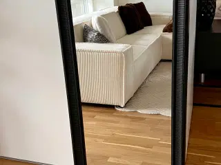 Ilva spejl med sort ramme.