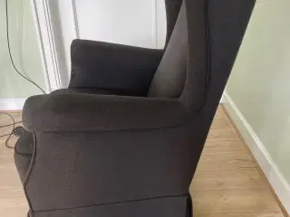 Vintage øreklapstol med betræk af sort uld.