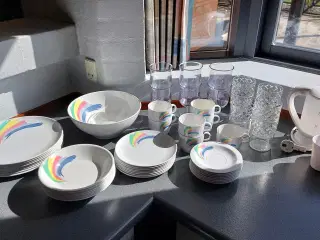 Tallerkener og andet service til campingvognen