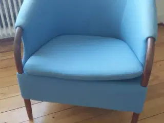 Blå lænestol med træarmlæn