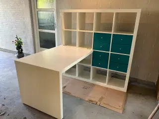 Reol med skrivebord til børneværelset 