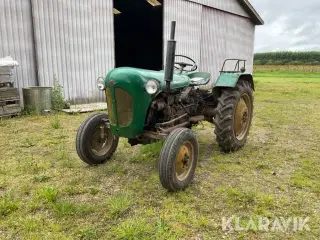 Traktor Urus C325