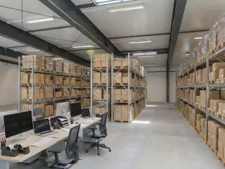 471 kvm. tørt. opvarmet og højloftet lager kombineret med 60 kvm. indbydende kontor