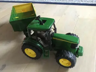 John Deere Traktor med vogn