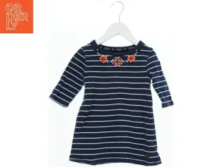 Strikket kjole med striber og blomsterdetaljer fra J Jeans (str. 110)